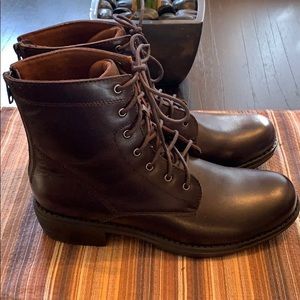 Eastland NWOT dark brown leather boots